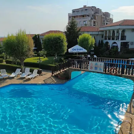 Apartament Kombani 3 *